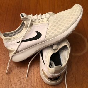 Women’s Nike White Size 9 Sneakers 👟
